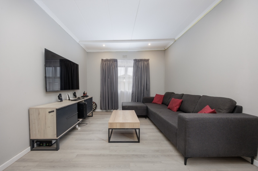 5 Bedroom Property for Sale in Rustdal Western Cape
